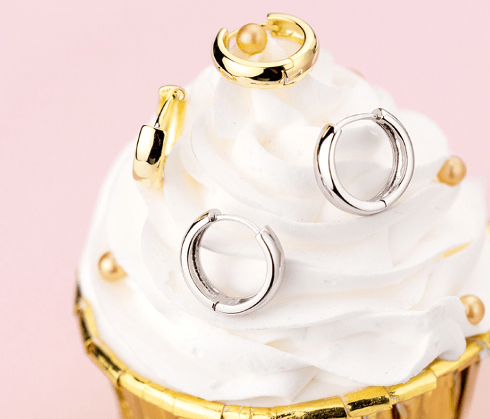 S925 silver round hoop earrings displayed on a cupcake with cream, featuring gold and silver options.