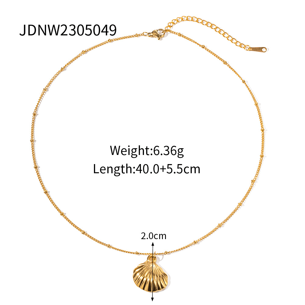 Elegant gold necklace with a shell pendant, weight 6.36g, length 40.0+5.5cm, perfect for stylish occasions.